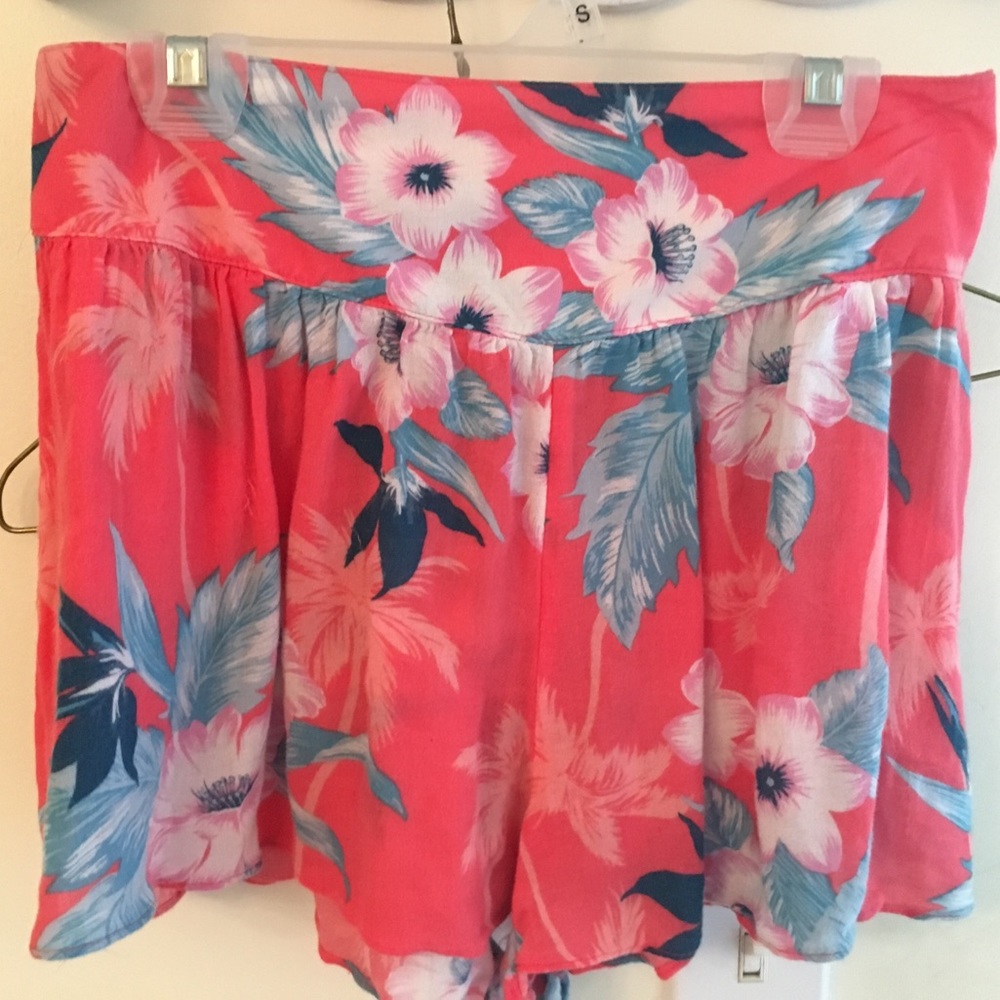 AMERICAN EAGLE FLOWY FLORAL SHORTS